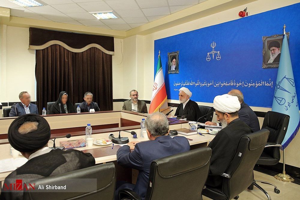 آیین مصالحه و گذشت اولیاء دم از قصاص قاتل، با وساطت حجتالاسلام والمسلمین محسنی اژهای برگزار شد/ قوه قضاییه مصمم به حمایت همهجانبه از فعالان اقتصادی و فعالیتهای سالم اقتصادی است/مبارزه همهجانبه و بدون تبعیض با همه مظاهر فساد در دستور کار قرار دارد/ تاکید مجدد رئیس عدلیه بر پرهیز از تجملات و تشریفات در سفرهای استانی آیین مصالحه و گذشت اولیاء دم از قصاص قاتل، با وساطت حجتالاسلام والمسلمین محسنی اژهای برگزار شد/ قوه قضاییه مصمم به حمایت همهجانبه از فعالان اقتصادی و فعالیتهای سالم اقتصادی است/مبارزه همهجانبه و بدون تبعیض با همه مظاهر فساد در دستور کار قرار دارد/ تاکید مجدد رئیس عدلیه بر پرهیز از تجملات و تشریفات در سفرهای استانی