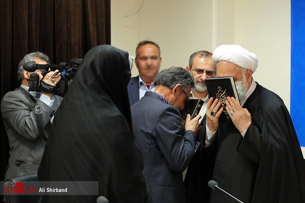 آیین مصالحه و گذشت اولیاء دم از قصاص قاتل، با وساطت حجتالاسلام والمسلمین محسنی اژهای برگزار شد/ قوه قضاییه مصمم به حمایت همهجانبه از فعالان اقتصادی و فعالیتهای سالم اقتصادی است/مبارزه همهجانبه و بدون تبعیض با همه مظاهر فساد در دستور کار قرار دارد/ تاکید مجدد رئیس عدلیه بر پرهیز از تجملات و تشریفات در سفرهای استانی آیین مصالحه و گذشت اولیاء دم از قصاص قاتل، با وساطت حجتالاسلام والمسلمین محسنی اژهای برگزار شد/ قوه قضاییه مصمم به حمایت همهجانبه از فعالان اقتصادی و فعالیتهای سالم اقتصادی است/مبارزه همهجانبه و بدون تبعیض با همه مظاهر فساد در دستور کار قرار دارد/ تاکید مجدد رئیس عدلیه بر پرهیز از تجملات و تشریفات در سفرهای استانی