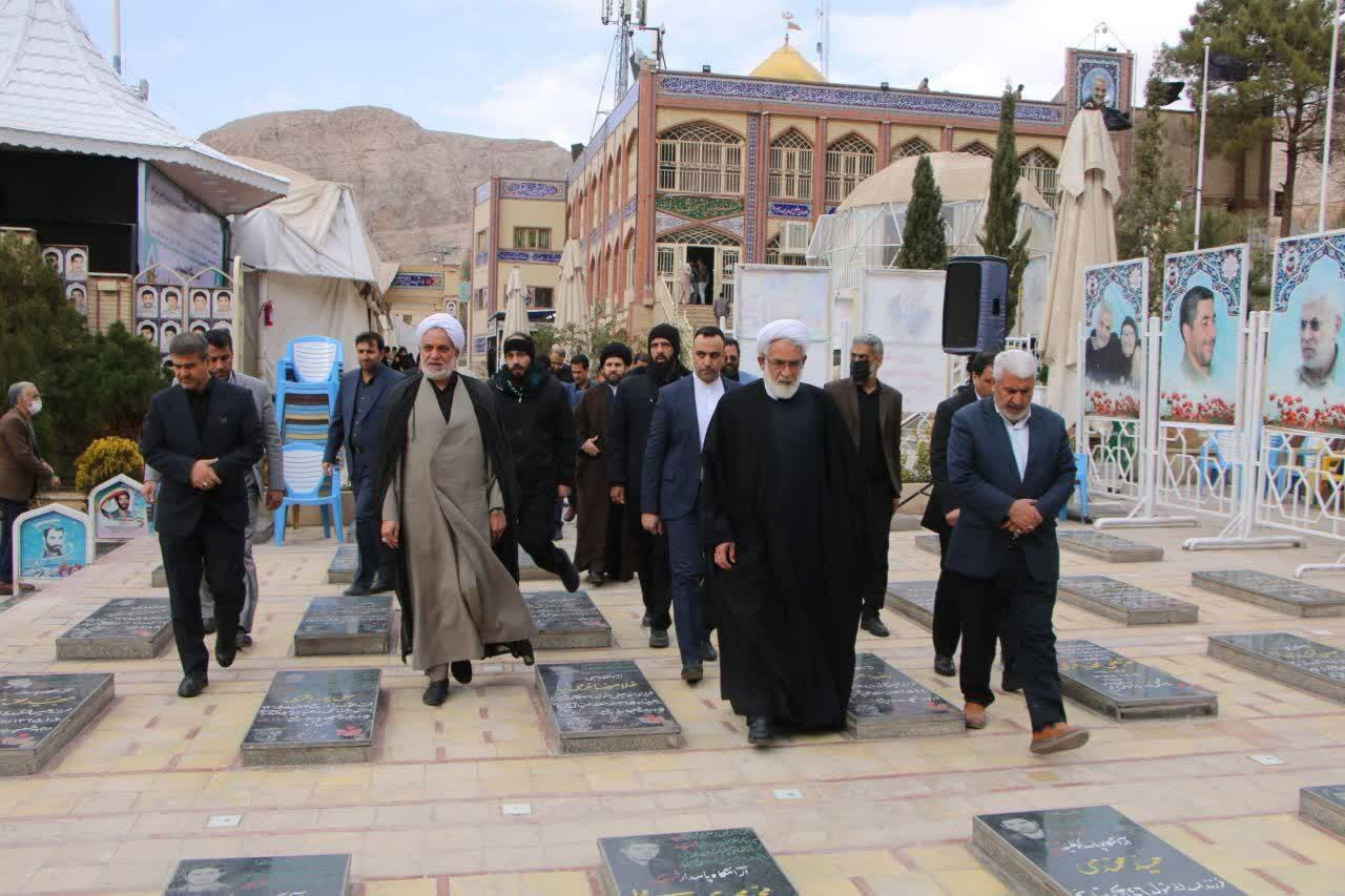 ادای احترام رئیس دیوان عالی کشور به مقام شامخ شهید سلیمانی و شهدای حادثه تروریستی کرمان ادای احترام رئیس دیوان عالی کشور به مقام شامخ شهید سلیمانی و شهدای حادثه تروریستی کرمان