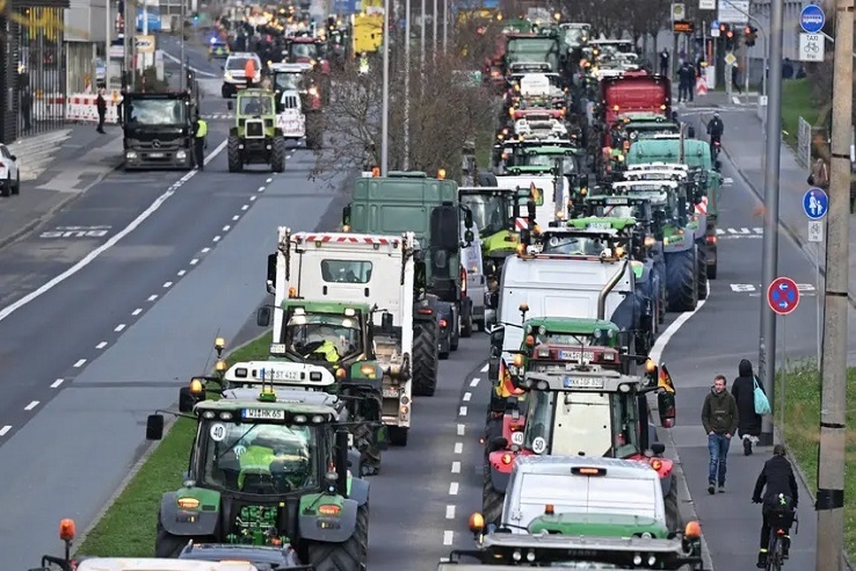 اعتصاب سراسری کشاورزان در آلمان؛ معترضان جاده‌ها را مسدود کردند