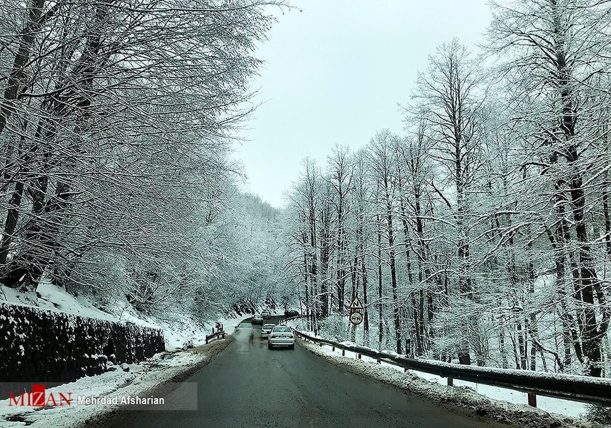 بارش برف و باران در محور‌های ۲۱ استان کشور 