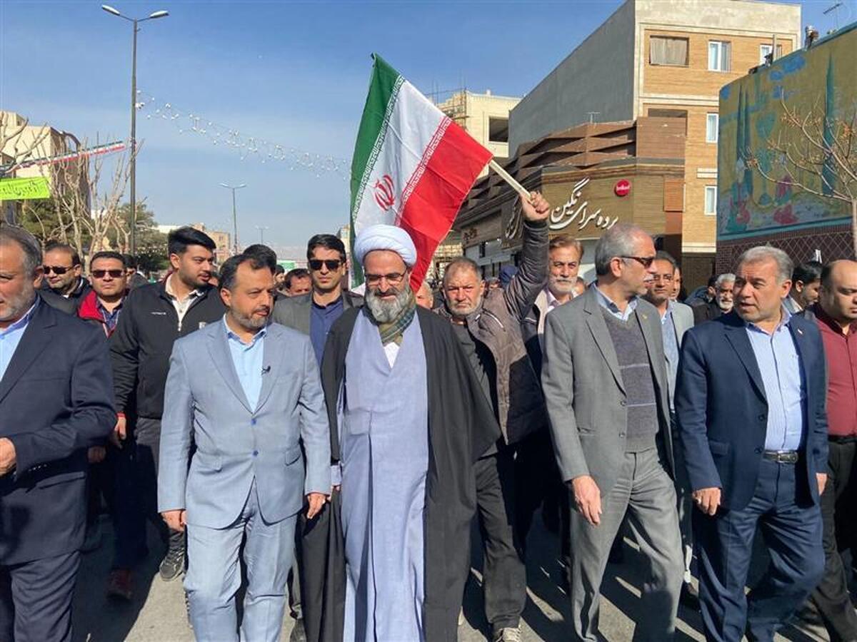 حضور وزیر اقتصاد در میان صفوف پر خروش مردم سمنان در راهپیمایی یوم الله ۲۲ بهمن