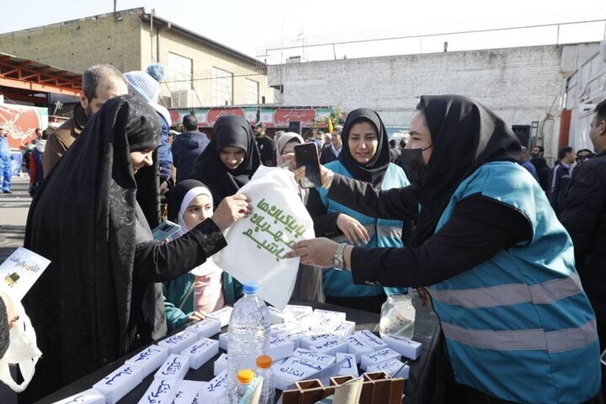 نظافت مسیر راهپیمایی ۲۲ بهمن؛ بیش از ۸۰۰ هزار نفر با مترو تهران جابه‌جا شدند