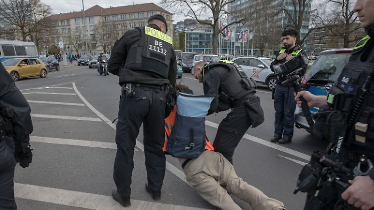 ادامه خشونت پلیس آلمان علیه معترضان/ این بار در تظاهرات کارگری ادامه خشونت پلیس آلمان علیه معترضان/ این بار در تظاهرات کارگری