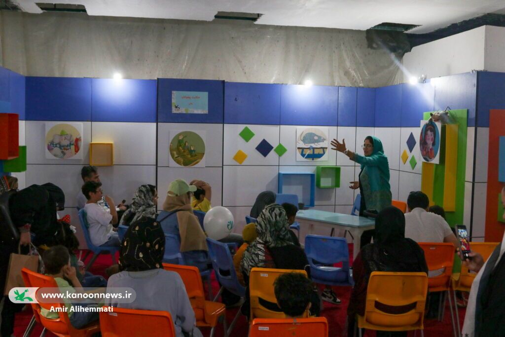 مشاوره به خانوادهها برای انتخاب خواندنیهای مناسب در نمایشگاه کتاب تهران مشاوره به خانوادهها برای انتخاب خواندنیهای مناسب در نمایشگاه کتاب تهران