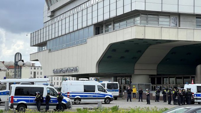 مشاهده دو فرد مسلح در مرکز کنفرانس برلین مشاهده دو فرد مسلح در مرکز کنفرانس برلین