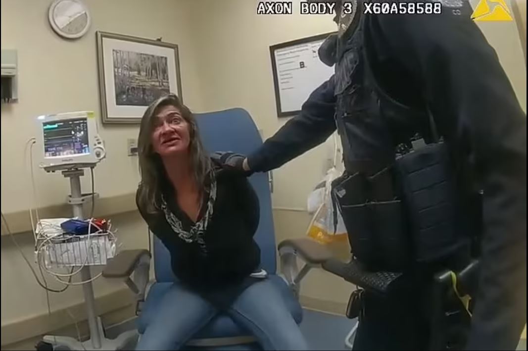 ضرب و شتم زن از سوی افسر پلیس آمریکایی ضرب و شتم زن از سوی افسر پلیس آمریکایی