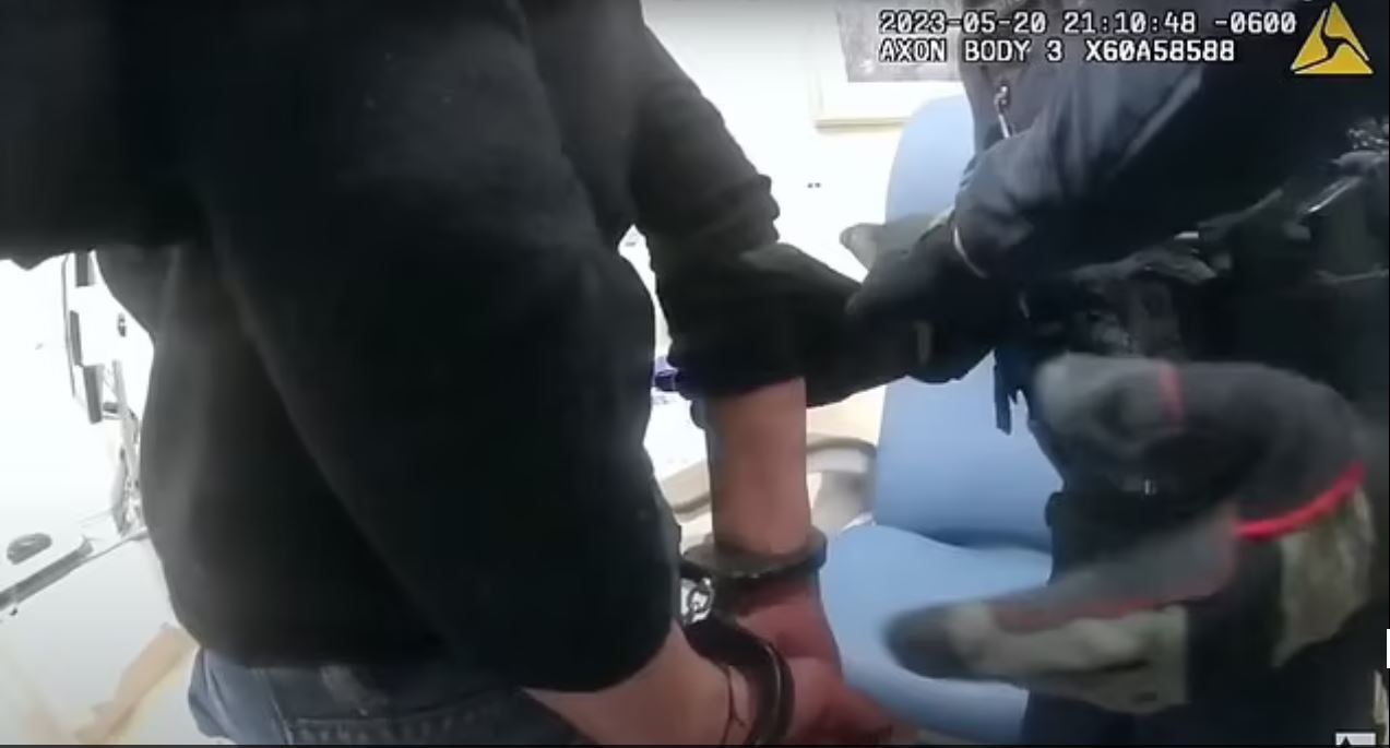 ضرب و شتم زن از سوی افسر پلیس آمریکایی ضرب و شتم زن از سوی افسر پلیس آمریکایی