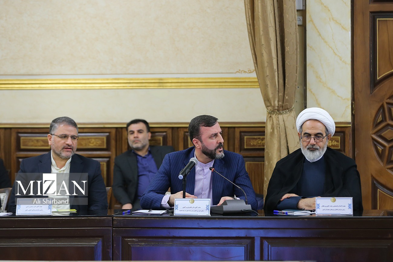 حجتالاسلام والمسلمین محسنی اژهای: ما در قوه قضاییه، مشکلات دولت را میفهمیم و درک میکنیم؛ باور ما آن است که دولت، هر آنچه توانسته به دستگاه قضایی کمک کرده است؛ ما اعتقاد و باور داریم که قوای مجریه و قضاییه باید کمککار یکدیگر باشند و این کمکرسانی و مساعدت باید از ناحیه دستگاه قضایی بیشتر و افزونتر باشد حجتالاسلام والمسلمین محسنی اژهای: ما در قوه قضاییه، مشکلات دولت را میفهمیم و درک میکنیم؛ باور ما آن است که دولت، هر آنچه توانسته به دستگاه قضایی کمک کرده است؛ ما اعتقاد و باور داریم که قوای مجریه و قضاییه باید کمککار یکدیگر باشند و این کمکرسانی و مساعدت باید از ناحیه دستگاه قضایی بیشتر و افزونتر باشد