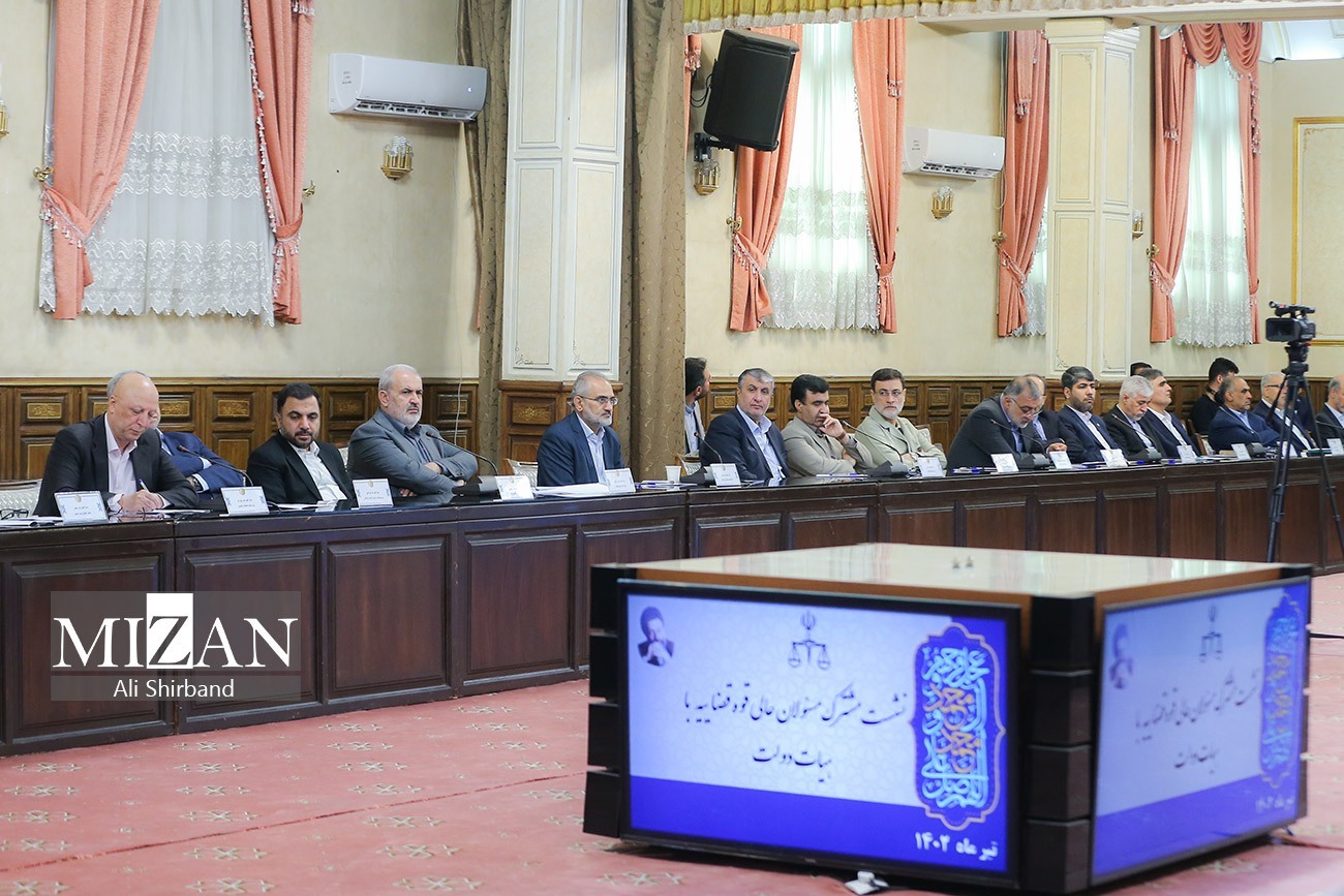 حجتالاسلام والمسلمین محسنی اژهای: ما در قوه قضاییه، مشکلات دولت را میفهمیم و درک میکنیم؛ باور ما آن است که دولت، هر آنچه توانسته به دستگاه قضایی کمک کرده است؛ ما اعتقاد و باور داریم که قوای مجریه و قضاییه باید کمککار یکدیگر باشند و این کمکرسانی و مساعدت باید از ناحیه دستگاه قضایی بیشتر و افزونتر باشد حجتالاسلام والمسلمین محسنی اژهای: ما در قوه قضاییه، مشکلات دولت را میفهمیم و درک میکنیم؛ باور ما آن است که دولت، هر آنچه توانسته به دستگاه قضایی کمک کرده است؛ ما اعتقاد و باور داریم که قوای مجریه و قضاییه باید کمککار یکدیگر باشند و این کمکرسانی و مساعدت باید از ناحیه دستگاه قضایی بیشتر و افزونتر باشد