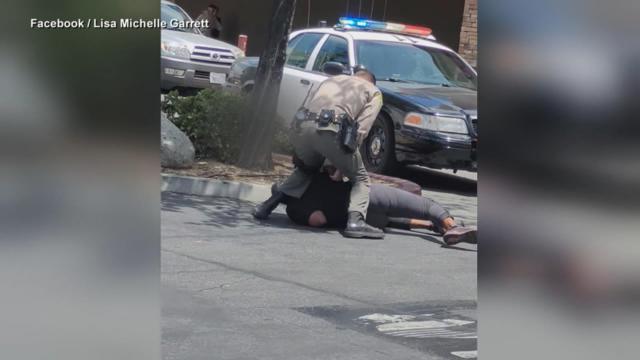 ضرب و شتم زن سیاه پوست از سوی پلیس آمریکا ضرب و شتم زن سیاه پوست از سوی پلیس آمریکا