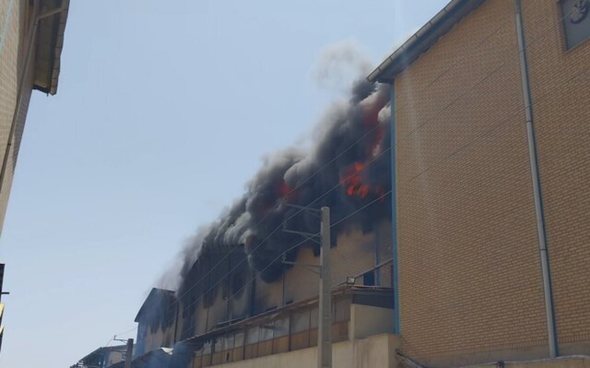 مهار آتش‌سوزی ۳ کارخانه مبل‌سازی در جاده دماوند