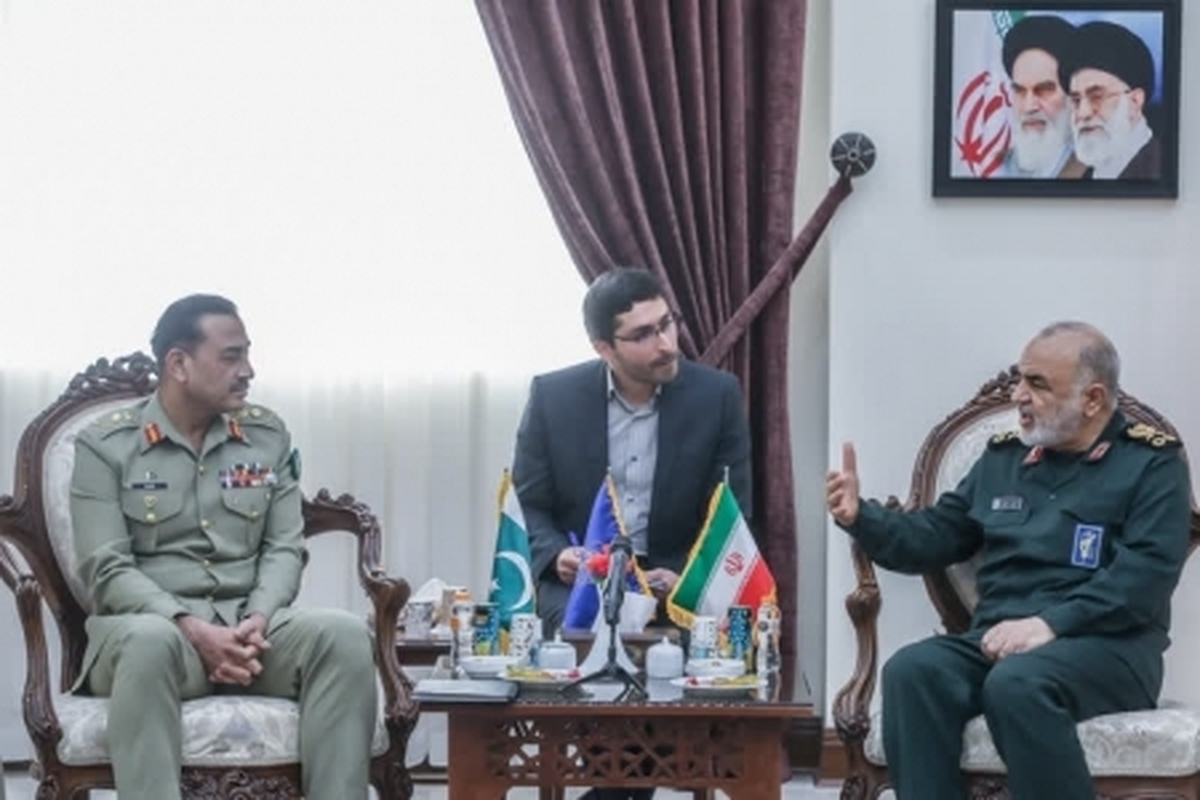 دیدار فرمانده ارتش پاکستان با سرلشکر سلامی/تاکید بر مقابله با گروهک‌های تروریستی و ناامنی‌های مرز‌های مشترک
