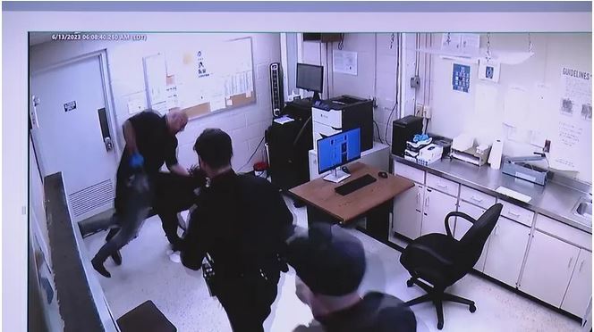 ضرب و شتم زندانی سیاه پوست از سوی پلیس آمریکا ضرب و شتم زندانی سیاه پوست از سوی پلیس آمریکا