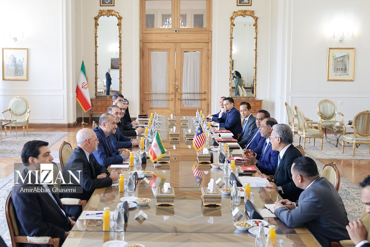 استقبال امیرعبداللهیان از همتای مالزیایی/ وزرای خارجه ایران و مالزی دیدار کردند استقبال امیرعبداللهیان از همتای مالزیایی/ وزرای خارجه ایران و مالزی دیدار کردند