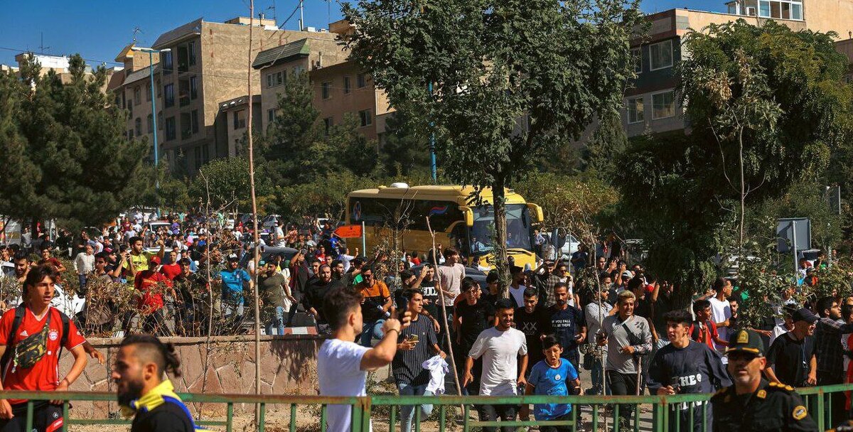 ازدحام جمعیت مقابل هتل مانع از تمرین النصر در آزادی شد