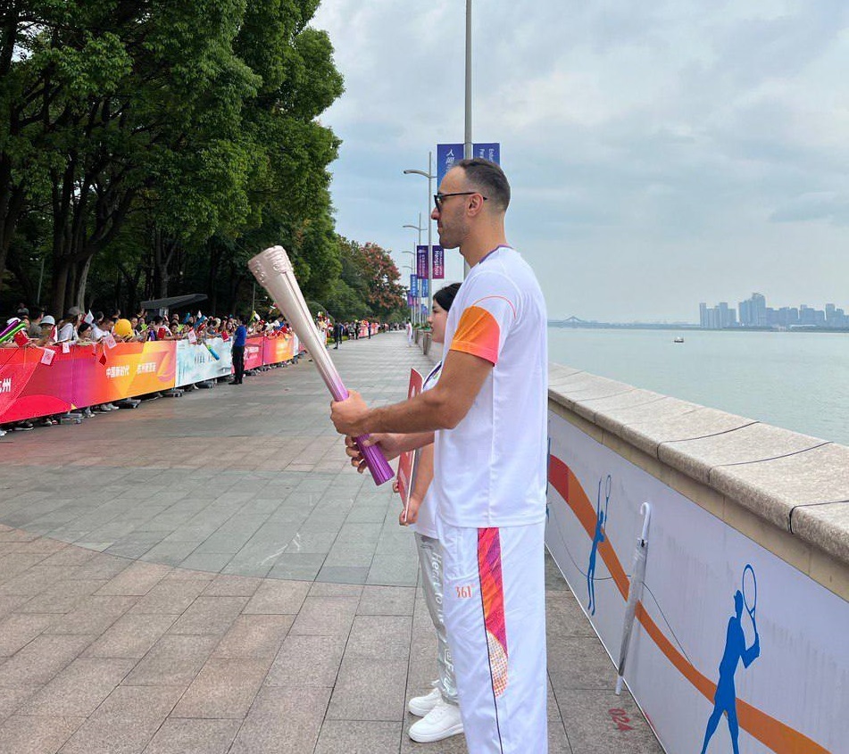 حمل مشعل بازیهای توسط علی پاکدامن+ عکس و فیلم حمل مشعل بازیهای توسط علی پاکدامن+ عکس و فیلم