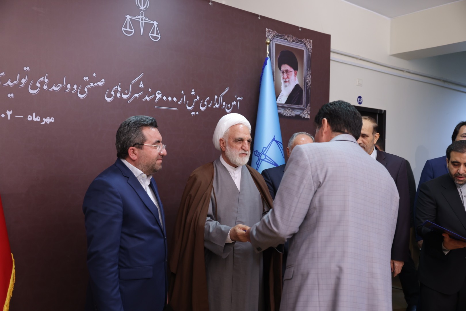 آیین واگذاری بیش از ۶ هزار سند شهرکهای صنعتی و واحدهای تولیدی استان آذربایجان شرقی برگزار شد/ این اسناد حدنگاری در ۱۴ شهرک صنعتی و برای ۶ هزار قطعه و با مساحت دو هزار و ۲۲۸ هکتار صادر شدهاند/ اسناد حدنگاری ۶ نفر از صاحبان این قطعهها امروز به صورت نمادین توسط حجتالاسلام والمسلمین محسنی اژهای رئیس دستگاه قضا تحویل داده شد آیین واگذاری بیش از ۶ هزار سند شهرکهای صنعتی و واحدهای تولیدی استان آذربایجان شرقی برگزار شد/ این اسناد حدنگاری در ۱۴ شهرک صنعتی و برای ۶ هزار قطعه و با مساحت دو هزار و ۲۲۸ هکتار صادر شدهاند/ اسناد حدنگاری ۶ نفر از صاحبان این قطعهها امروز به صورت نمادین توسط حجتالاسلام والمسلمین محسنی اژهای رئیس دستگاه قضا تحویل داده شد