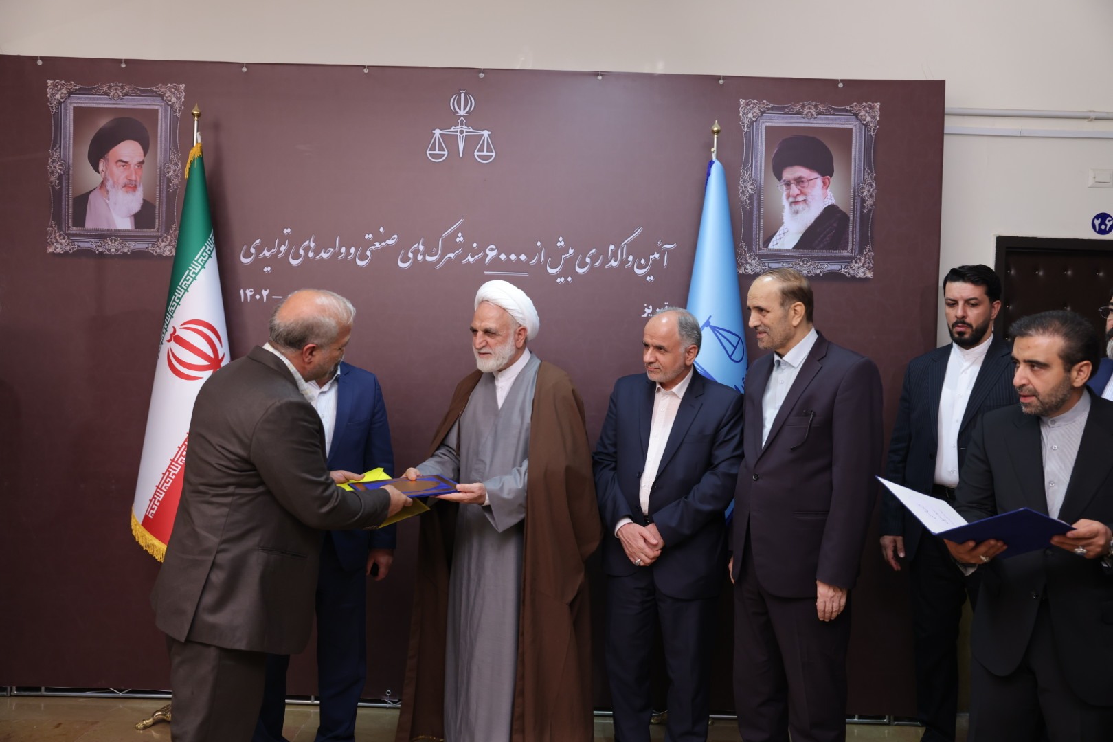 آیین واگذاری بیش از ۶ هزار سند شهرکهای صنعتی و واحدهای تولیدی استان آذربایجان شرقی برگزار شد/ این اسناد حدنگاری در ۱۴ شهرک صنعتی و برای ۶ هزار قطعه و با مساحت دو هزار و ۲۲۸ هکتار صادر شدهاند/ اسناد حدنگاری ۶ نفر از صاحبان این قطعهها امروز به صورت نمادین توسط حجتالاسلام والمسلمین محسنی اژهای رئیس دستگاه قضا تحویل داده شد آیین واگذاری بیش از ۶ هزار سند شهرکهای صنعتی و واحدهای تولیدی استان آذربایجان شرقی برگزار شد/ این اسناد حدنگاری در ۱۴ شهرک صنعتی و برای ۶ هزار قطعه و با مساحت دو هزار و ۲۲۸ هکتار صادر شدهاند/ اسناد حدنگاری ۶ نفر از صاحبان این قطعهها امروز به صورت نمادین توسط حجتالاسلام والمسلمین محسنی اژهای رئیس دستگاه قضا تحویل داده شد