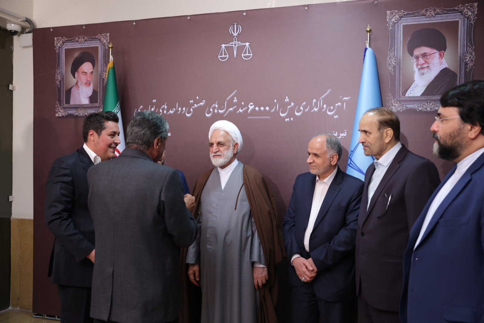 آیین واگذاری بیش از ۶ هزار سند شهرکهای صنعتی و واحدهای تولیدی استان آذربایجان شرقی برگزار شد/ این اسناد حدنگاری در ۱۴ شهرک صنعتی و برای ۶ هزار قطعه و با مساحت دو هزار و ۲۲۸ هکتار صادر شدهاند/ اسناد حدنگاری ۶ نفر از صاحبان این قطعهها امروز به صورت نمادین توسط حجتالاسلام والمسلمین محسنی اژهای رئیس دستگاه قضا تحویل داده شد آیین واگذاری بیش از ۶ هزار سند شهرکهای صنعتی و واحدهای تولیدی استان آذربایجان شرقی برگزار شد/ این اسناد حدنگاری در ۱۴ شهرک صنعتی و برای ۶ هزار قطعه و با مساحت دو هزار و ۲۲۸ هکتار صادر شدهاند/ اسناد حدنگاری ۶ نفر از صاحبان این قطعهها امروز به صورت نمادین توسط حجتالاسلام والمسلمین محسنی اژهای رئیس دستگاه قضا تحویل داده شد