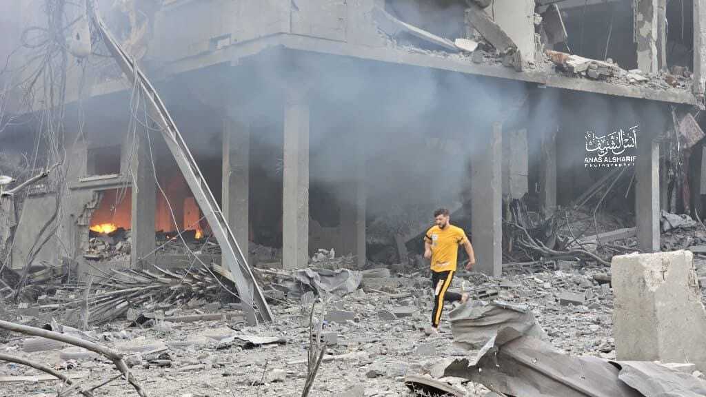 جنایتهای جنگی رژیم صهیونیستی در نوار غزه؛ بمباران بیمارستانها، مدارس و منازل مسکونی جنایتهای جنگی رژیم صهیونیستی در نوار غزه؛ بمباران بیمارستانها، مدارس و منازل مسکونی