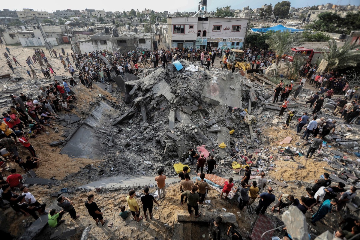 افزایش شمار شهدای غزه به بیش از ۷ هزار نفر / ادامه بمباران مناطق مسکونی/ گردان‌های القسام بالگرد رژیم صهیونیستی را ساقط کرد
