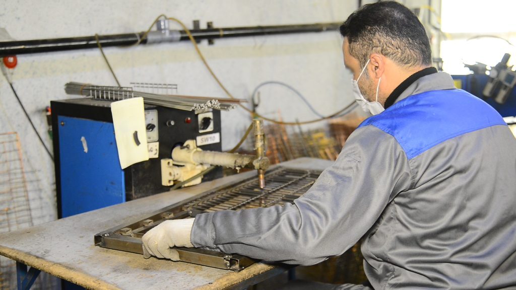 همت دستگاه قضایی برای اشتغالزایی/ ایجاد اشتغال برای هزار و ۷۰۰ نفر از زندانیان لرستانی/ راهاندازی بزرگترین کارگاه فرش دستباف زندانیان کشور در لرستان همت دستگاه قضایی برای اشتغالزایی/ ایجاد اشتغال برای هزار و ۷۰۰ نفر از زندانیان لرستانی/ راهاندازی بزرگترین کارگاه فرش دستباف زندانیان کشور در لرستان