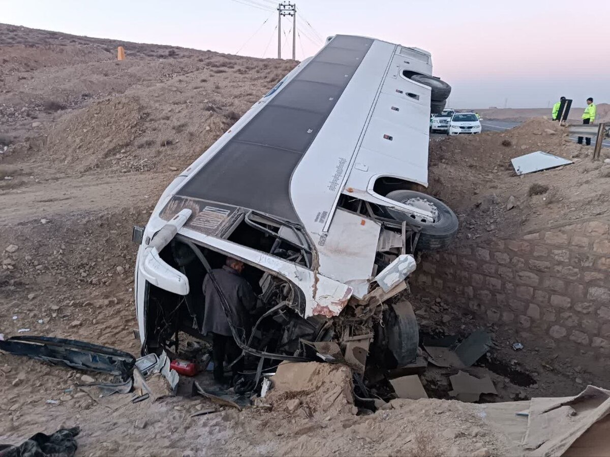 ۲۵ مصدوم در پی واژگونی اتوبوس در جاده نیشابور مشهد