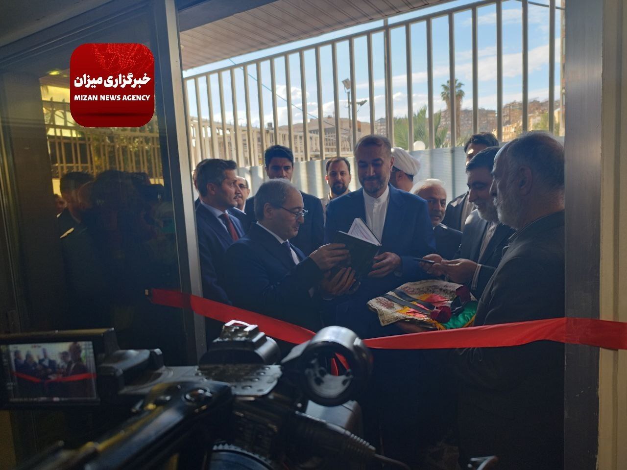 امیرعبداللهیان با بشار اسد دیدار و گفتوگو کرد/ افتتاح ساختمان جدید بخش کنسولی ایران در دمشق امیرعبداللهیان با بشار اسد دیدار و گفتوگو کرد/ افتتاح ساختمان جدید بخش کنسولی ایران در دمشق