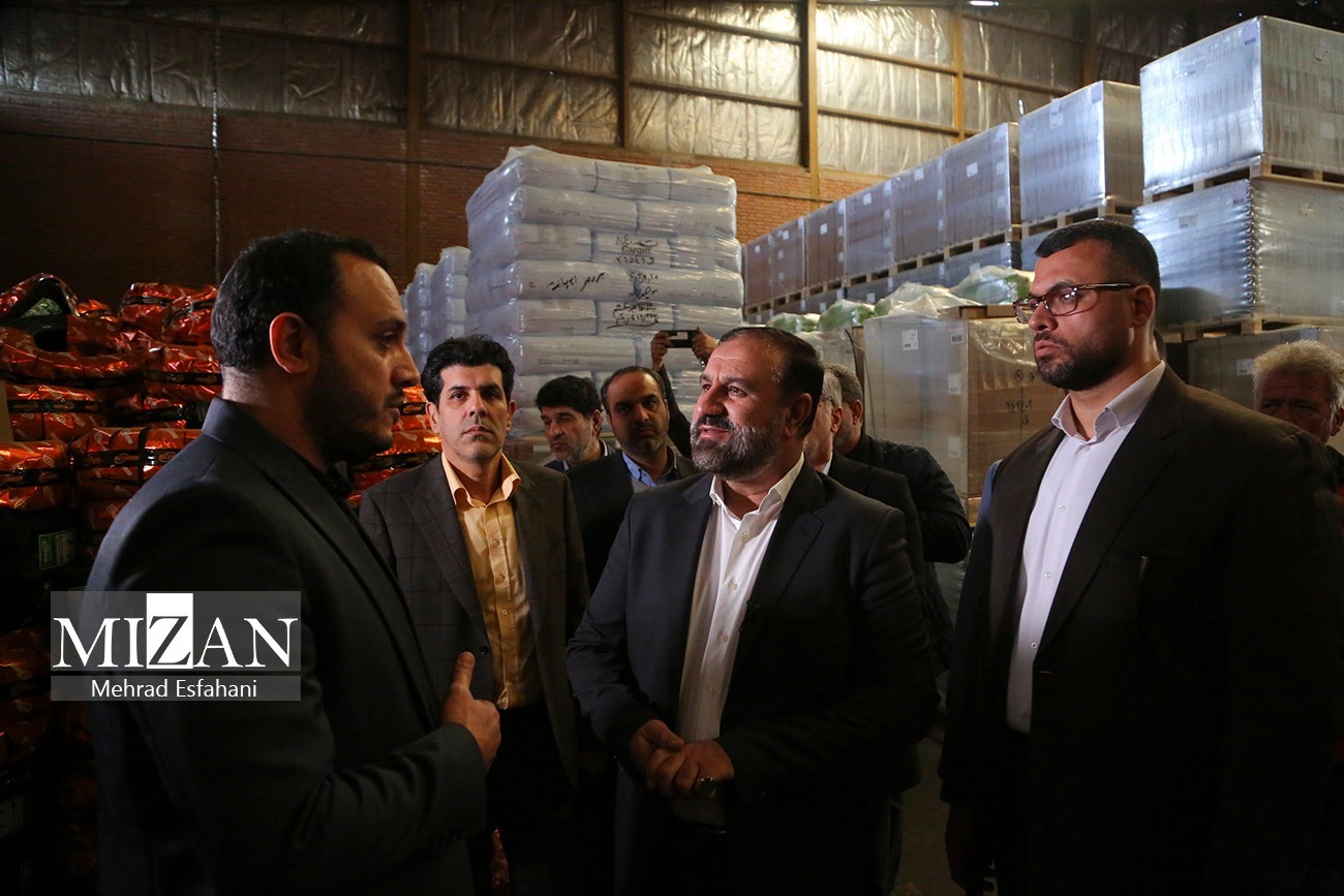 دادستان تهران از گمرک تهران و سازمان جمع آوری و فروش اموال تملیکی تهران بازدید کرد/تعیین تکلیف ۲۱ هزار ردیف کالایی به ارزش ۱۳۴ هزار میلیارد ریال در ۹ ماهه سال جاری با پیگیری دادستانی / ترخیص هزار و ۱۵۶ کیلوگرم پانسمان تخصصی بیماران پروانهای / فروش ۱۳۵۰۰ تن از محمولههای چای دبش با پیگیری دادستانی تهران/ ۳ هزار و ۷۰۰ کشنده از گمرک تهران ترخیص شدند دادستان تهران از گمرک تهران و سازمان جمع آوری و فروش اموال تملیکی تهران بازدید کرد/تعیین تکلیف ۲۱ هزار ردیف کالایی به ارزش ۱۳۴ هزار میلیارد ریال در ۹ ماهه سال جاری با پیگیری دادستانی / ترخیص هزار و ۱۵۶ کیلوگرم پانسمان تخصصی بیماران پروانهای / فروش ۱۳۵۰۰ تن از محمولههای چای دبش با پیگیری دادستانی تهران/ ۳ هزار و ۷۰۰ کشنده از گمرک تهران ترخیص شدند