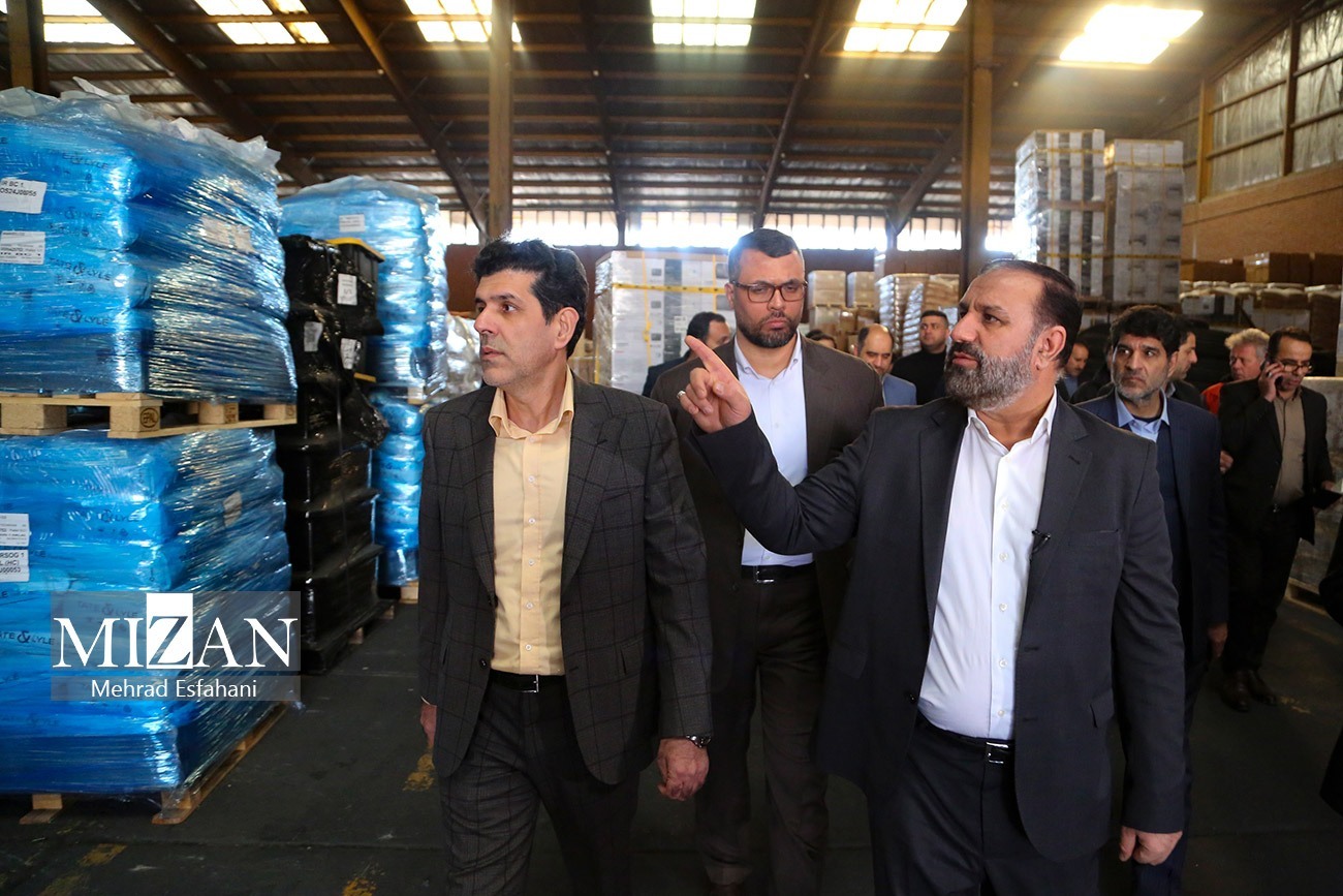 دادستان تهران از گمرک تهران و سازمان جمع آوری و فروش اموال تملیکی تهران بازدید کرد/تعیین تکلیف ۲۱ هزار ردیف کالایی به ارزش ۱۳۴ هزار میلیارد ریال در ۹ ماهه سال جاری با پیگیری دادستانی / ترخیص هزار و ۱۵۶ کیلوگرم پانسمان تخصصی بیماران پروانهای / فروش ۱۳۵۰۰ تن از محمولههای چای دبش با پیگیری دادستانی تهران/ ۳ هزار و ۷۰۰ کشنده از گمرک تهران ترخیص شدند دادستان تهران از گمرک تهران و سازمان جمع آوری و فروش اموال تملیکی تهران بازدید کرد/تعیین تکلیف ۲۱ هزار ردیف کالایی به ارزش ۱۳۴ هزار میلیارد ریال در ۹ ماهه سال جاری با پیگیری دادستانی / ترخیص هزار و ۱۵۶ کیلوگرم پانسمان تخصصی بیماران پروانهای / فروش ۱۳۵۰۰ تن از محمولههای چای دبش با پیگیری دادستانی تهران/ ۳ هزار و ۷۰۰ کشنده از گمرک تهران ترخیص شدند