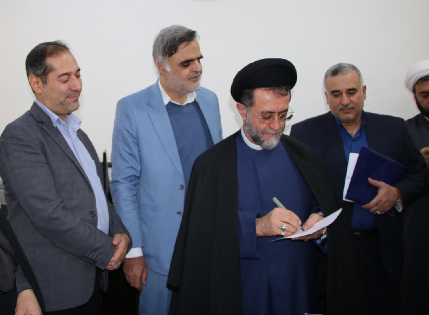 استمرار تلاشهای سازش محور شعب حل اختلاف استان فارس پس از تشکیل دادگاههای صلح/ مصالحه در ۳۰ فقره پرونده قتل در نتیجه فعالیت شعب حل اختلاف استمرار تلاشهای سازش محور شعب حل اختلاف استان فارس پس از تشکیل دادگاههای صلح/ مصالحه در ۳۰ فقره پرونده قتل در نتیجه فعالیت شعب حل اختلاف