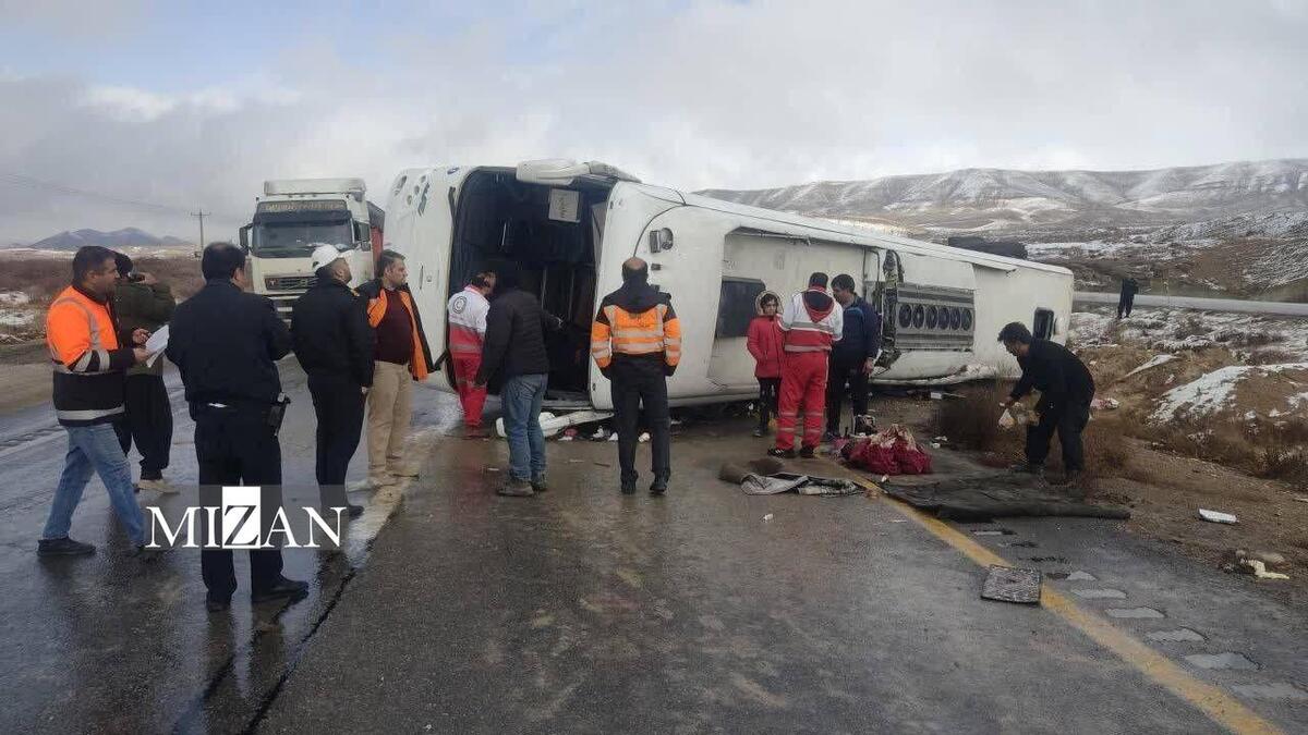 تصادف اتوبوس و مینی‌بوس در جاده همدان به تهران با ۱۰ مصدوم