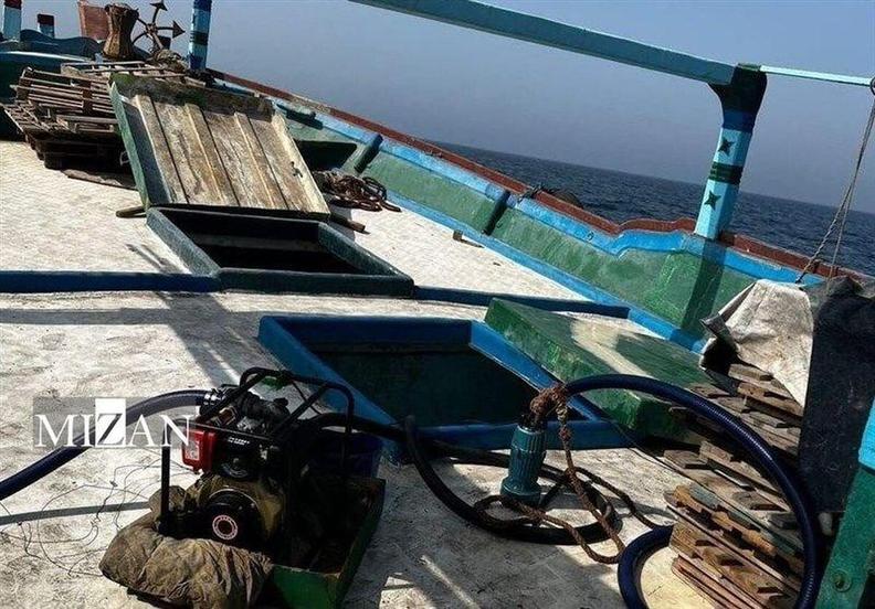 توقیف شناور حامل ۳۰۰ هزار لیتر سوخت قاچاق در دریای عمان اخبار هفته