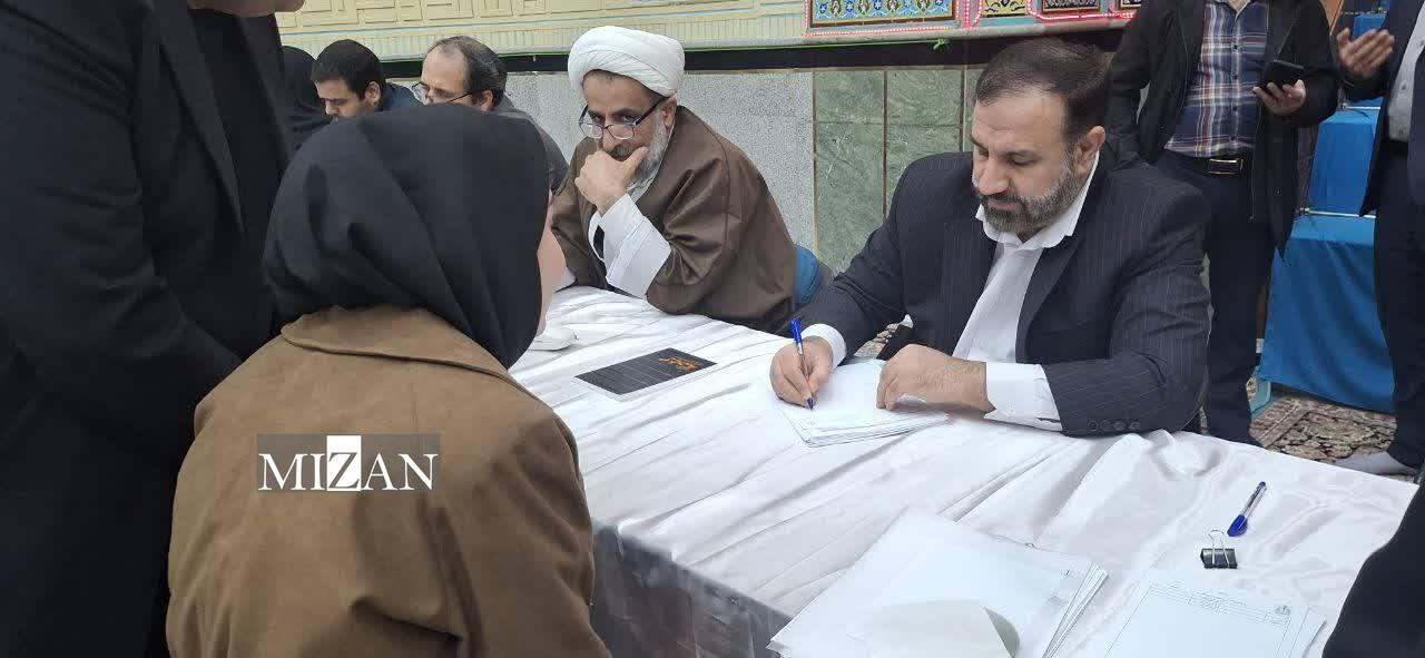 حضور دادستان تهران در جمع نمازگزاران مسجد القرآن به رغم تعطیلی شهر تهران به دلیل برودت هوا / اهتمام جدی دادستانی تهران به تداوم ارائه خدمات معاضدت قضایی به نمازگزاران مساجد حضور دادستان تهران در جمع نمازگزاران مسجد القرآن به رغم تعطیلی شهر تهران به دلیل برودت هوا / اهتمام جدی دادستانی تهران به تداوم ارائه خدمات معاضدت قضایی به نمازگزاران مساجد