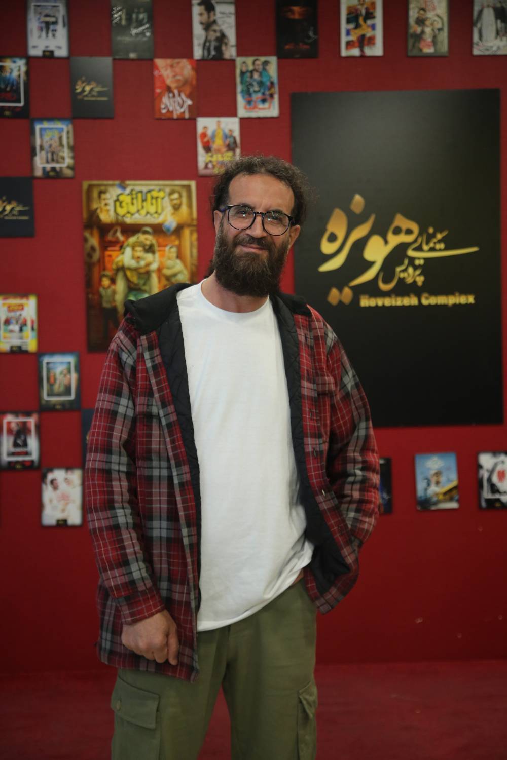 شعرخوانی ضد اسرائیلی کارگردان آپاراتچی در اکران مردمی فیلم شعرخوانی ضد اسرائیلی کارگردان آپاراتچی در اکران مردمی فیلم