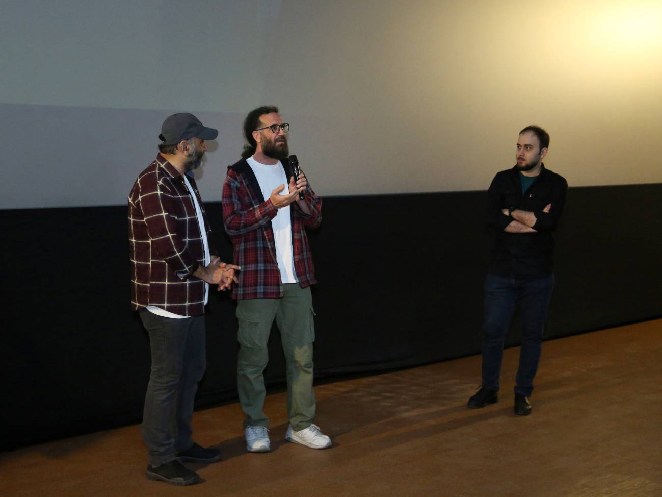 شعرخوانی ضد اسرائیلی کارگردان آپاراتچی در اکران مردمی فیلم شعرخوانی ضد اسرائیلی کارگردان آپاراتچی در اکران مردمی فیلم