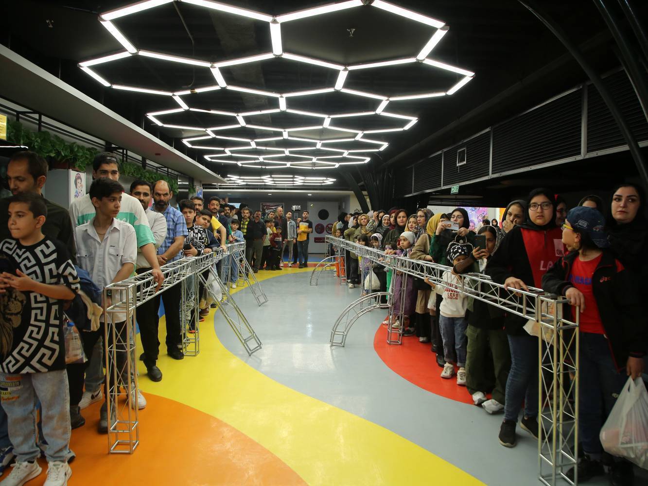 شعرخوانی ضد اسرائیلی کارگردان آپاراتچی در اکران مردمی فیلم شعرخوانی ضد اسرائیلی کارگردان آپاراتچی در اکران مردمی فیلم