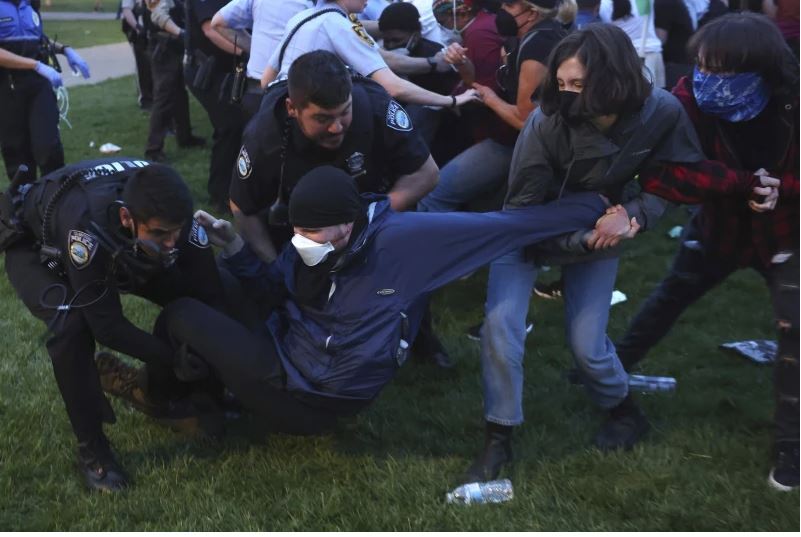 ادامه تحصن دانشجویان آمریکایی در محکومیت جنایتهای رژیم صهیونیستی/ پلیس ۹۰۰ نفر را بازداشت کرد ادامه تحصن دانشجویان آمریکایی در محکومیت جنایتهای رژیم صهیونیستی/ پلیس ۹۰۰ نفر را بازداشت کرد