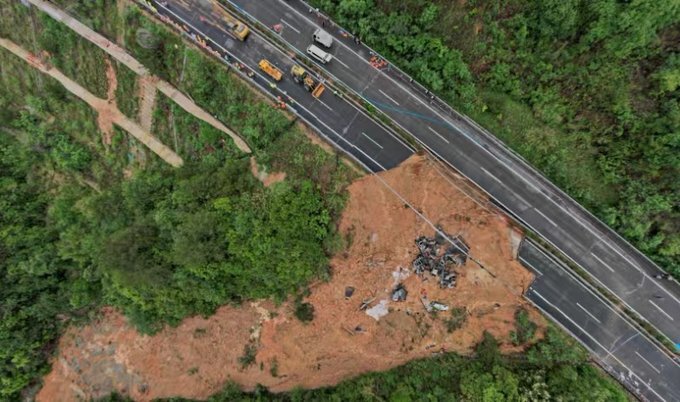 ریزش بزرگراهی در چین با ۱۹ کشته و دهها مجروح ریزش بزرگراهی در چین با ۱۹ کشته و دهها مجروح