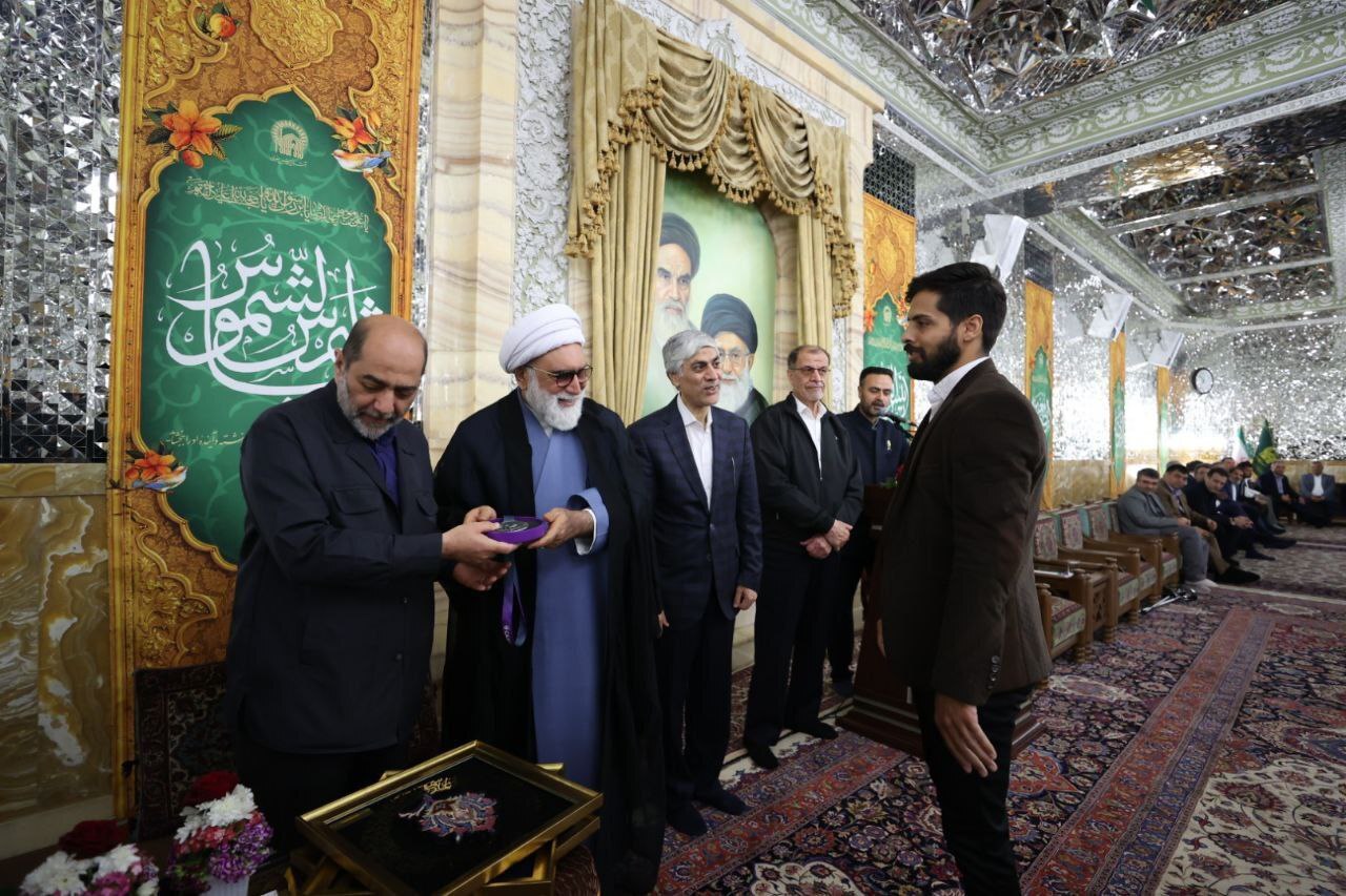 اهدای ۲ مدال ورزشی به آستان قدس رضوی اهدای ۲ مدال ورزشی به آستان قدس رضوی