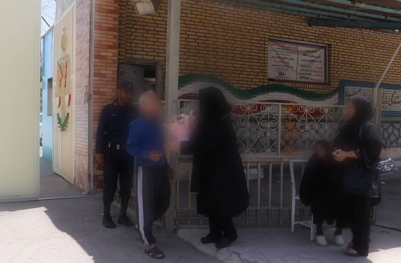 ماجرای آزادی یک زندانی بیملاقاتی بعد از ۱۵ سال پس از ملاقات با مسئولان قضایی در زندان ورامین ماجرای آزادی یک زندانی بیملاقاتی بعد از ۱۵ سال پس از ملاقات با مسئولان قضایی در زندان ورامین