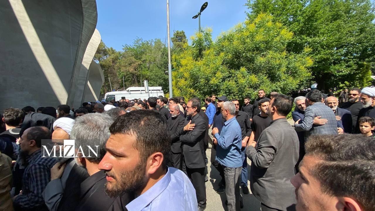 اقامه نماز بر پیکر شهدای خدمت بهامامت رهبر انقلاب/ حضور گسترده مردم تهران برای وداع با رئیس جمهور شهید و همراهان اقامه نماز بر پیکر شهدای خدمت بهامامت رهبر انقلاب/ حضور گسترده مردم تهران برای وداع با رئیس جمهور شهید و همراهان