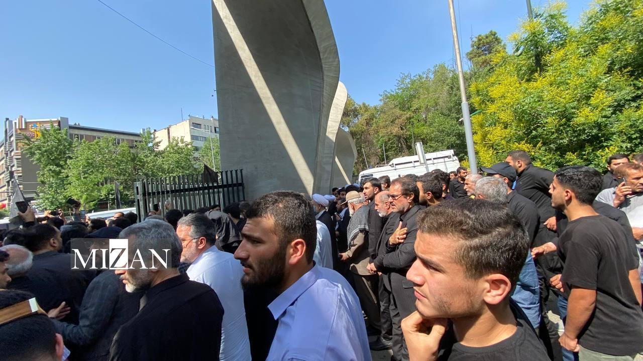 اقامه نماز بر پیکر شهدای خدمت بهامامت رهبر انقلاب/ حضور گسترده مردم تهران برای وداع با رئیس جمهور شهید و همراهان اقامه نماز بر پیکر شهدای خدمت بهامامت رهبر انقلاب/ حضور گسترده مردم تهران برای وداع با رئیس جمهور شهید و همراهان