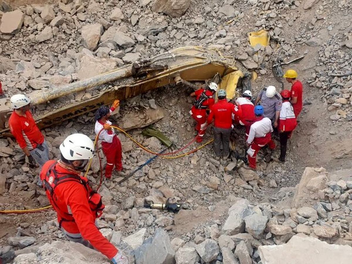تداوم عملیات جست‌وجو مفقودین معدن شازند توسط تیم‌های امداد و نجات هلال‌ احمر