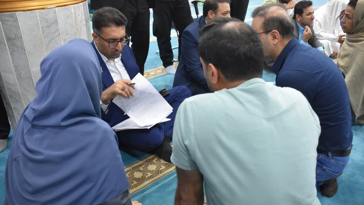 رئیس کل دادگستری استان هرمزگان به مشکلات ۲۱۸ نفر از نمازگزاران مسجد جامع اهل سنت محله سورو بندرعباس رسیدگی کرد