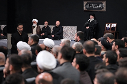 مراسم عزاداری شب عاشورای حسینی (ع) با حضور رهبر انقلاب در حسینیه امام خمینی (ره)