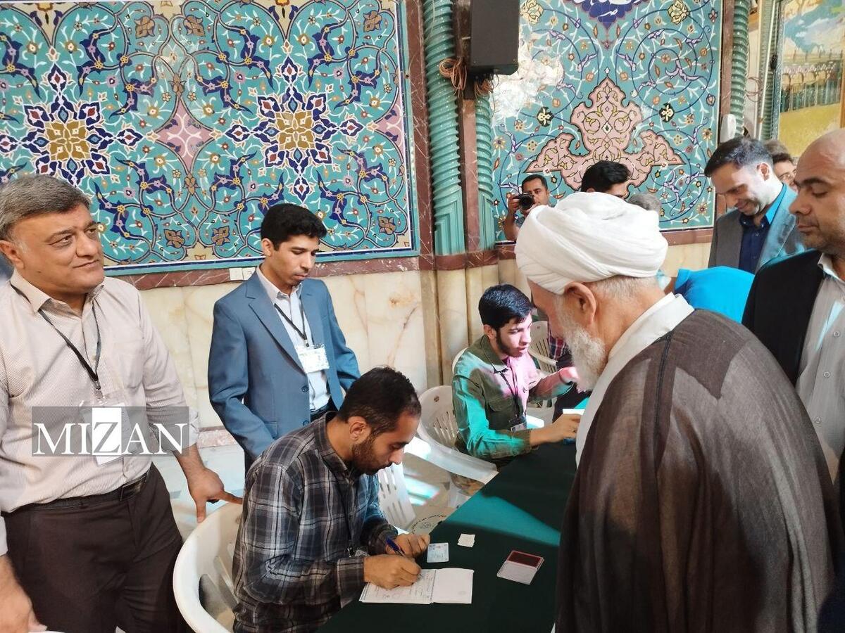 حجت‌الاسلام والمسلمین ناطق نوری رای خود را به صندوق انداخت