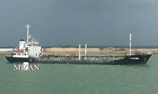 سپاه یک فروند نفتکش متخلف حامل سوخت قاچاق را در خلیج فارس توقیف کرد