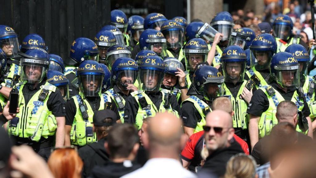 خشونت پلیس انگلیس در پی اعتراضات؛ جستوجوی خانهها برای بازداشت معترضان خشونت پلیس انگلیس در پی اعتراضات؛ جستوجوی خانهها برای بازداشت معترضان